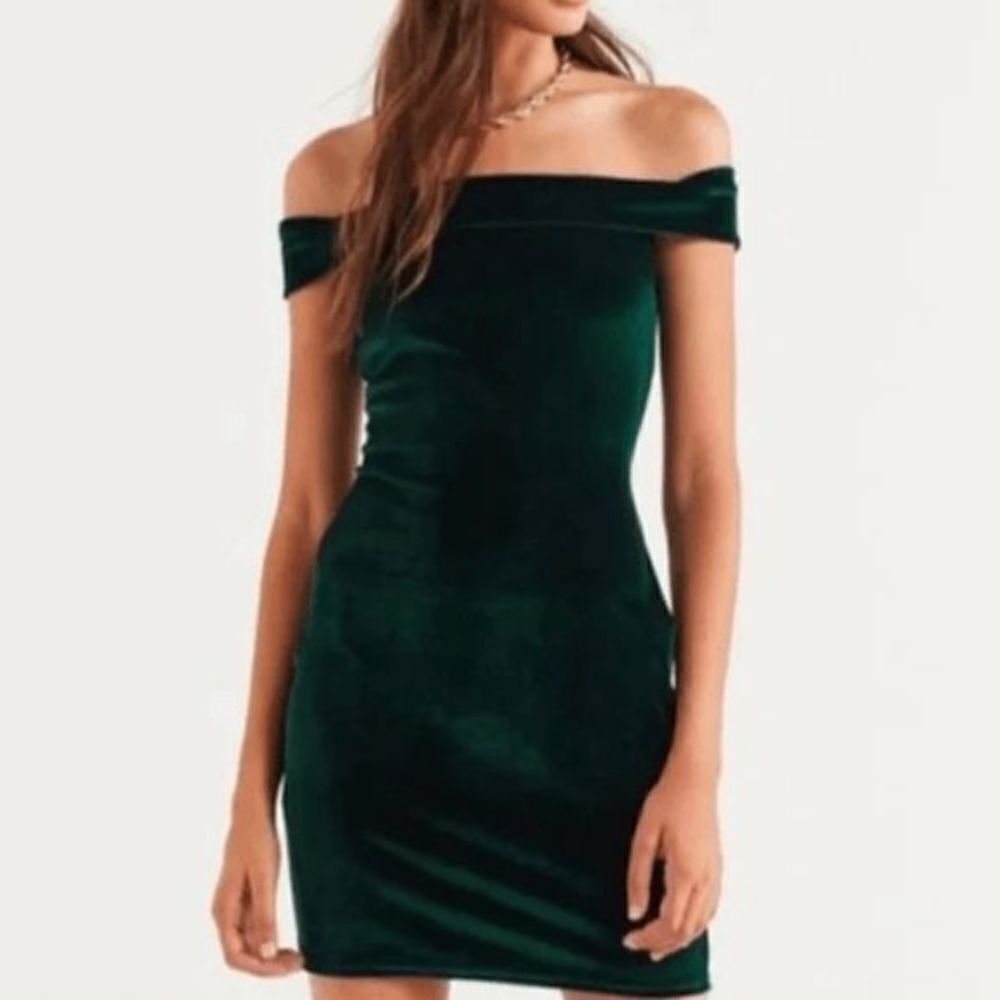 Urban Outfitters Off-Shoulder Velvet Mini Dress - Emerald Green